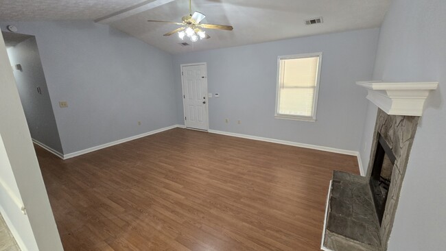 Building Photo - 205 Laurel Way