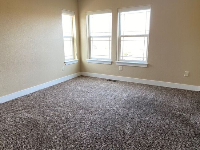 Building Photo - 3 Bedroom, 3.5 Bathroom Townhome, Close to...