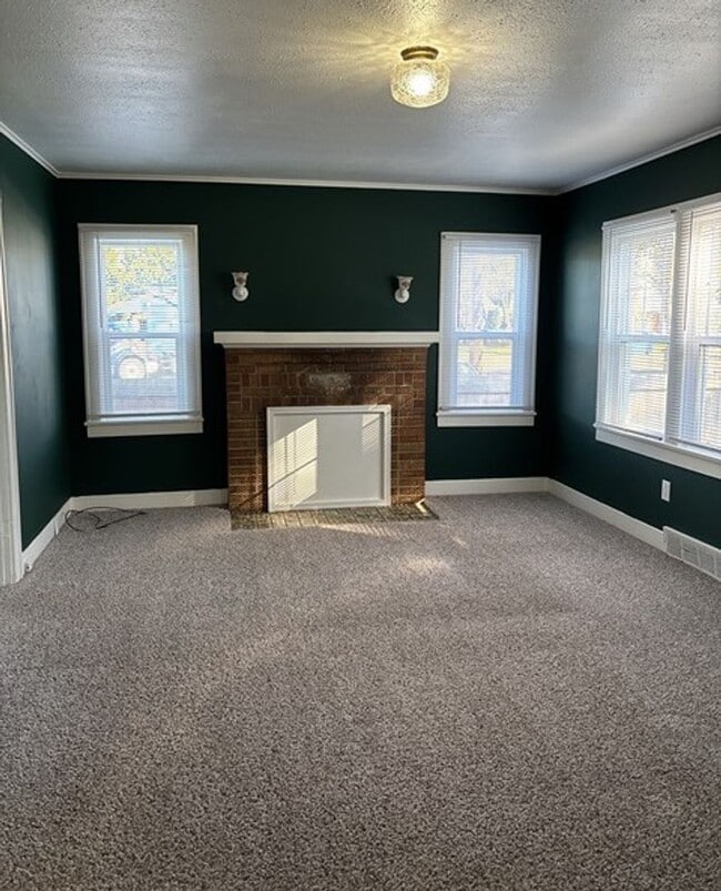 Building Photo - 4Bd/1Ba Two Story Home - For Viewing!