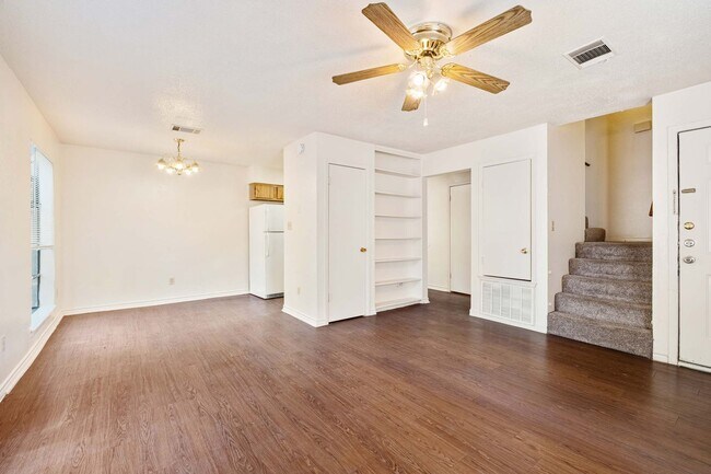 Building Photo - 2 Bedroom, 1.5 Bath Apartment In Lockhart