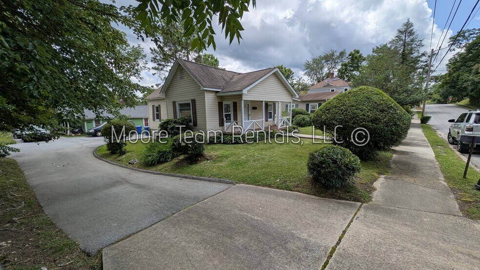Building Photo - 818 3rd Ave W