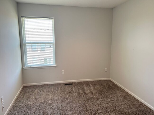 Building Photo - 3 Bed | 2.5 Bath | 2 Car Garage Townhome in Grain Valley