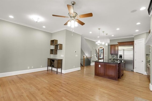 Building Photo - 395 Laurent St NW