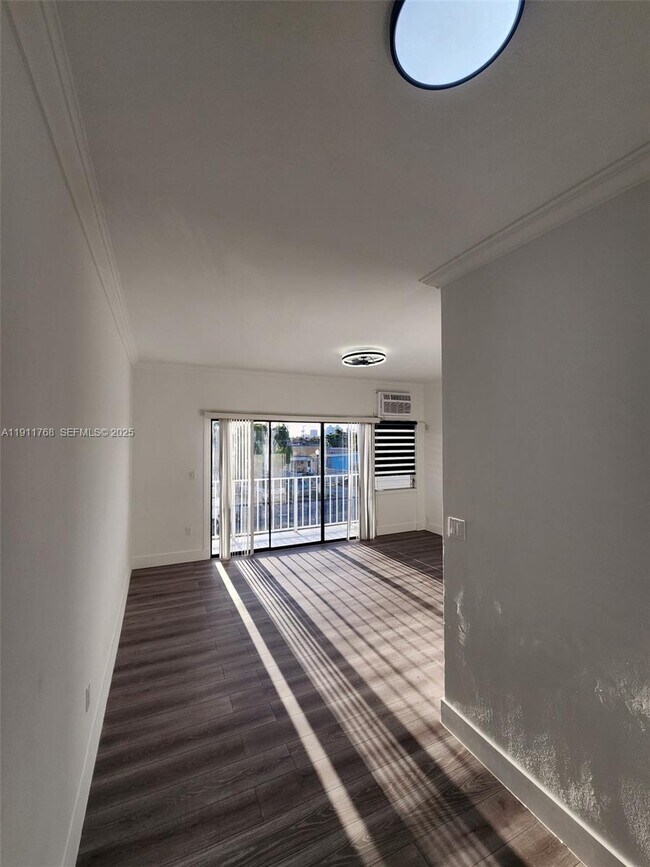 Building Photo - 2101 Normandy Dr