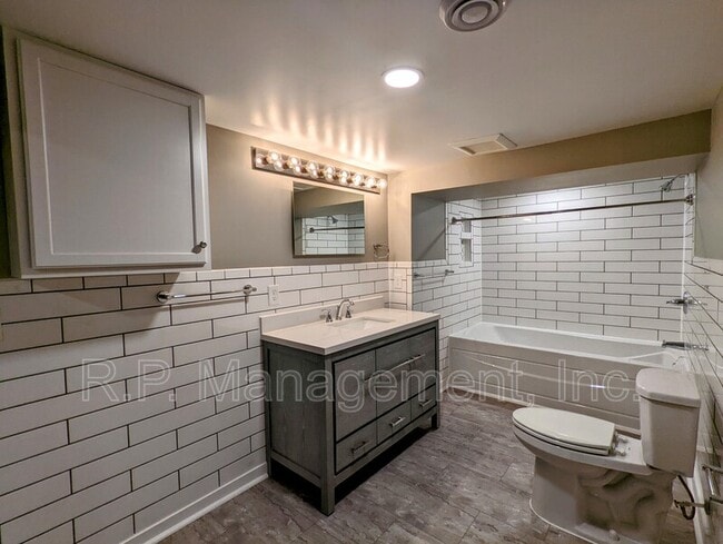 Building Photo - 1194 Laurie Rd W