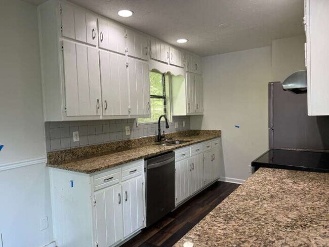 Building Photo - 8439 Lake Dr