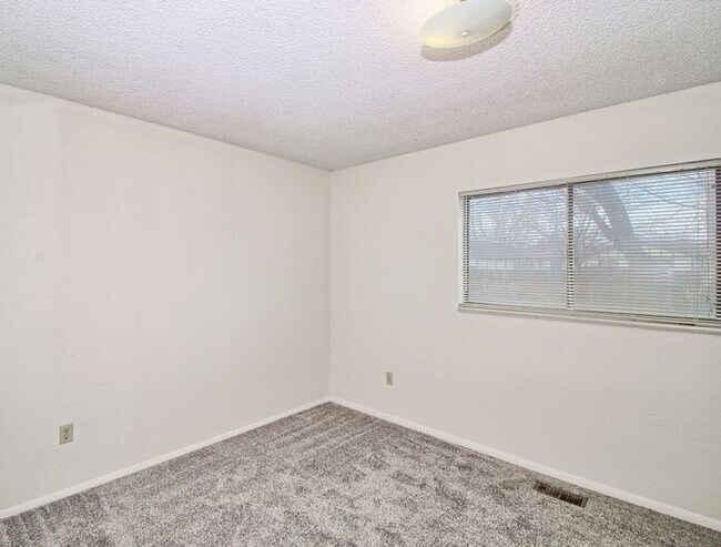 Building Photo - 2 Bedroom Apartment in Clifton - $1150