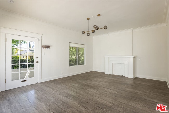 Building Photo - 1553 N Stanley Ave