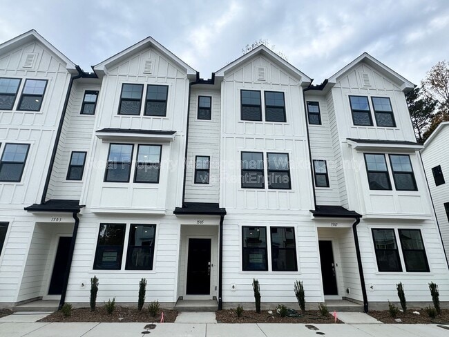 Primary Photo - 1507 Crescent Townes Wy