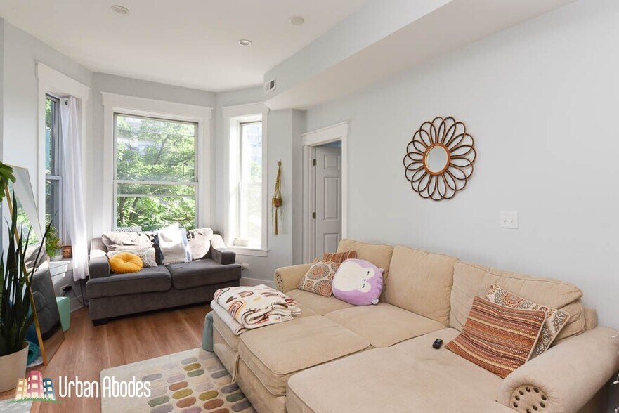 Building Photo - 870 W Buckingham Pl