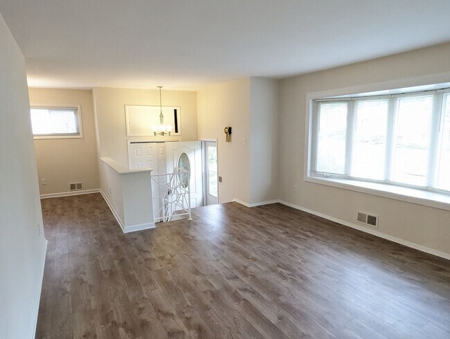 Building Photo - Split foyer SFH in established neighborhoo...