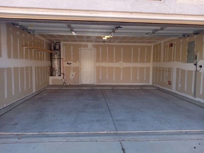 Building Photo - 3 Bedroom 2 Bath Home Located in Rio Ranch...