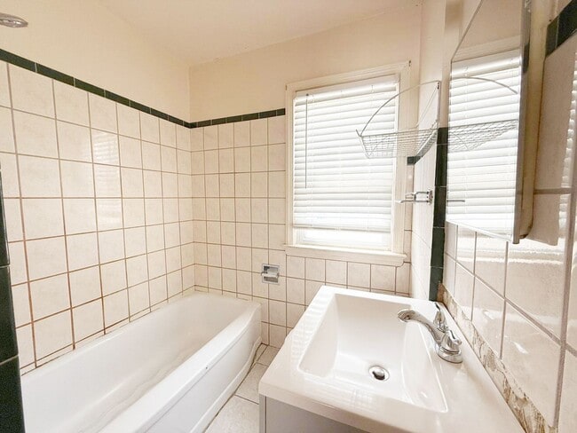 Building Photo - 3 BED 1 BATH BEAUTIFUL SINGLE FAMILY HOME ...