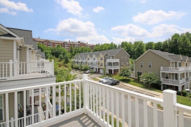 Building Photo - Spacious End-Unit Pantops Townhome