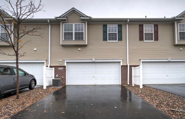 Building Photo - 11007 Oak Grv Cir