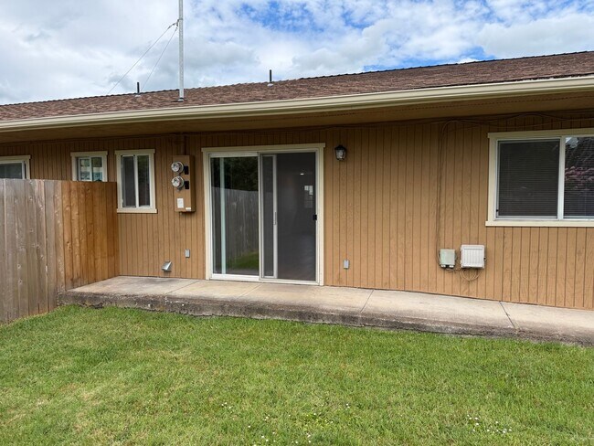 Building Photo - Updated 3 bedroom 1 bath duplex in Junction City!
