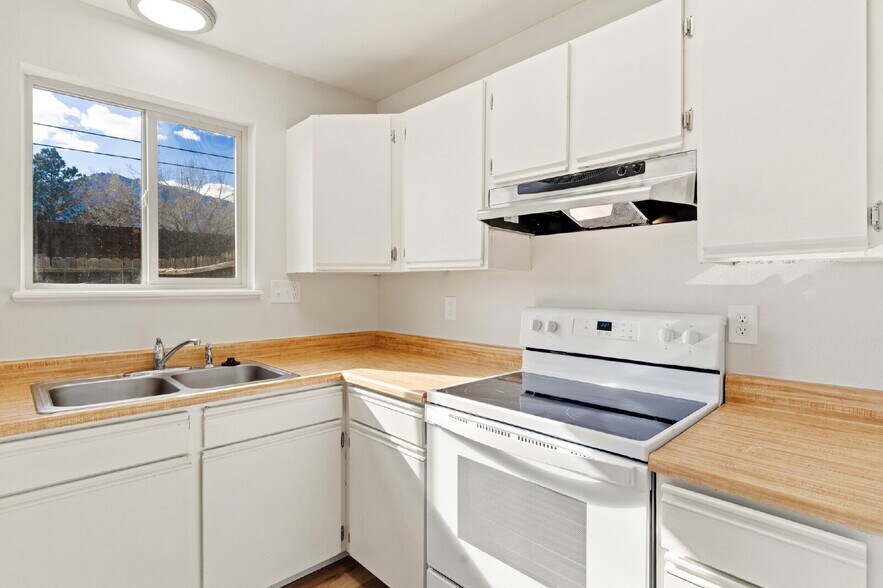 Building Photo - Upgraded 3-Bed Townhome Just Minutes from ...