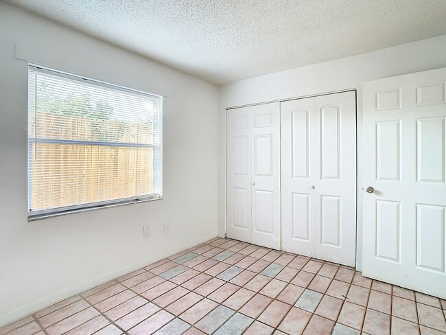Building Photo - 712 E Floribraska Ave