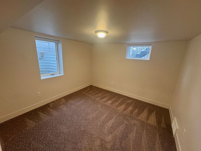 Building Photo - 4-bedroom, 2.5-bath home located on Poly.