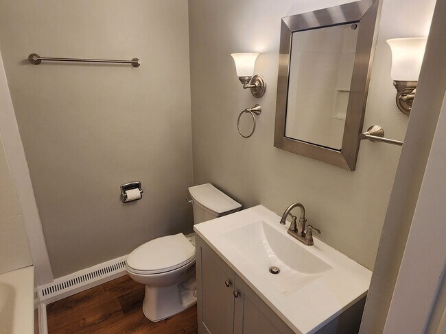 Building Photo - Updated Tosa 2 bedroom townhouse