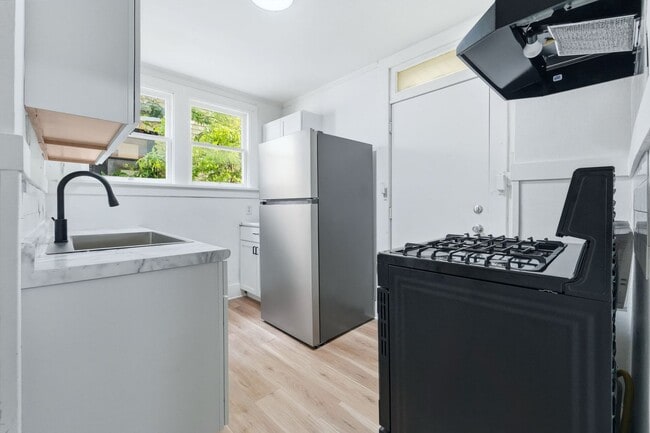 Building Photo - 3 BR - Classic Charm Meets Modern Living