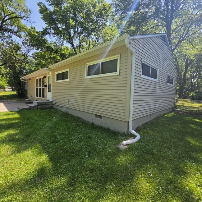 Building Photo - Spacious 4 bedrooms and 1 bath home located on Manchester Ave in Kansas City, MO