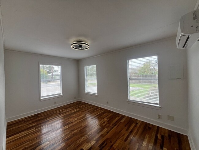 Building Photo - FIRST FLOOR UNIT WATER PAID!