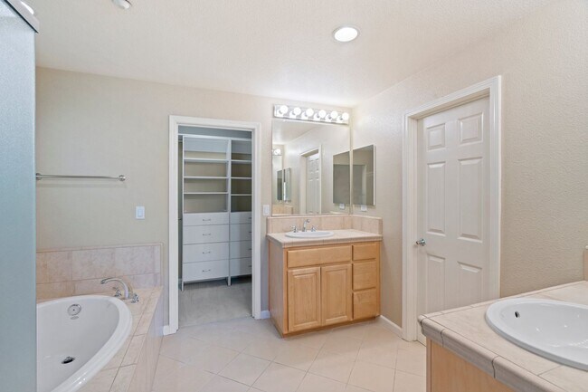 Building Photo - STYLISH, EXCELLENTLY LOCATED HOME CORNER UNIT | EASY ACCESS