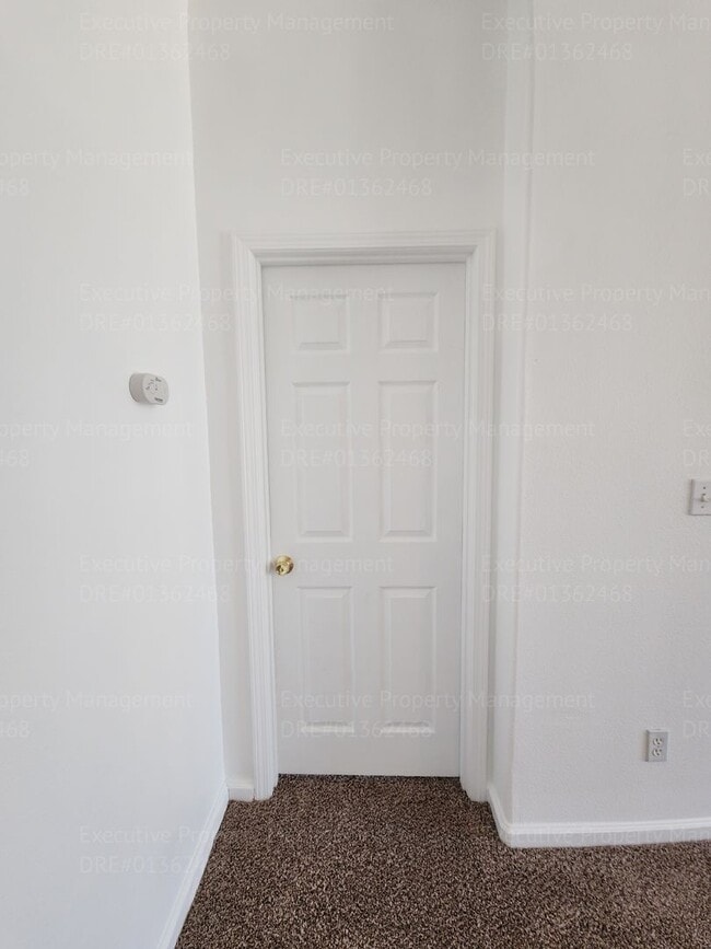Building Photo - 5 bedrooms/ 2 baths Location Olive Dr/ Old...