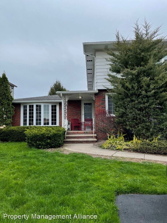 2 br, 1 bath House 100 Darlington Road E... 100 Darlington Rd E