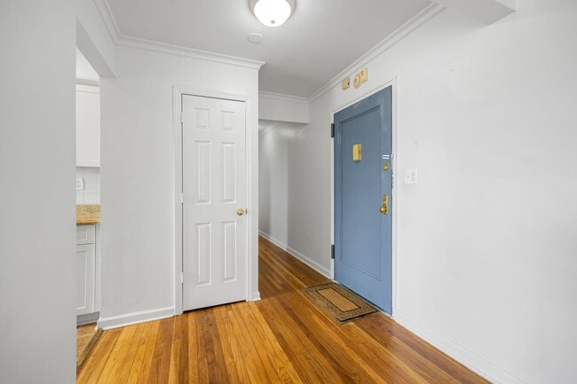 Building Photo - 2335 Hudson Terrace