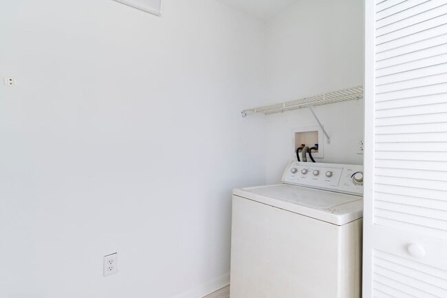 Building Photo - 2 Bedroom / 2 Bath Condo