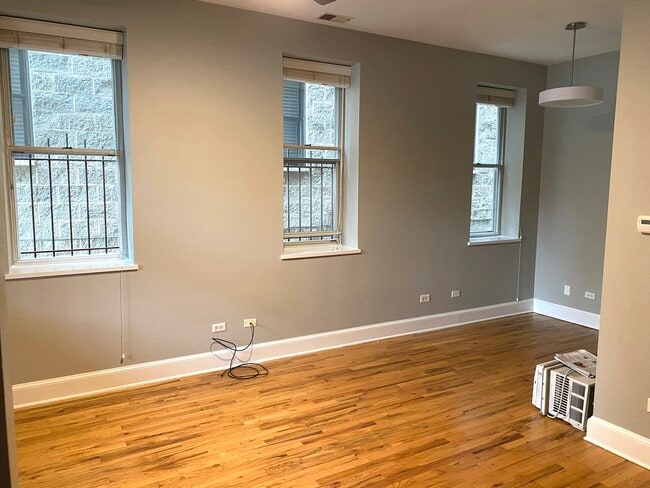 Building Photo - 851 N Hermitage Ave
