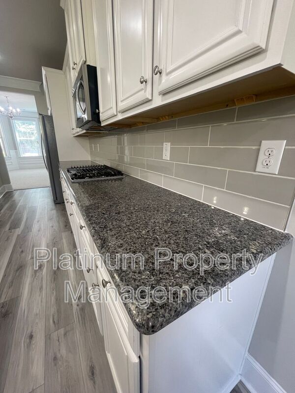 Building Photo - 5180 Mirror Lake Dr