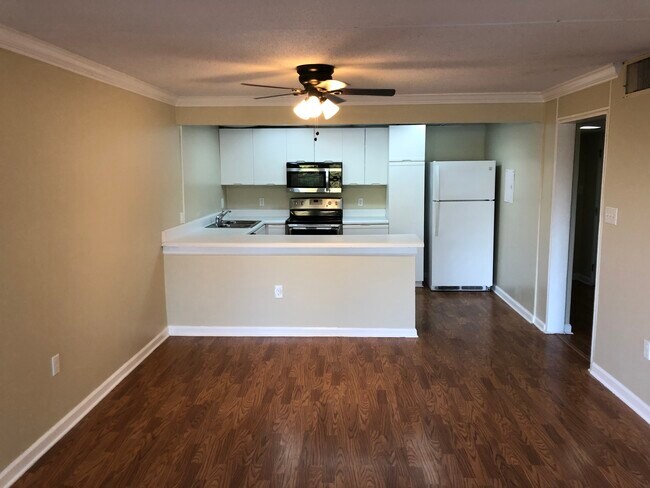 Building Photo - 2749 Sullins St