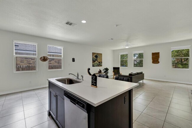 Building Photo - 216 Mary Max Cir