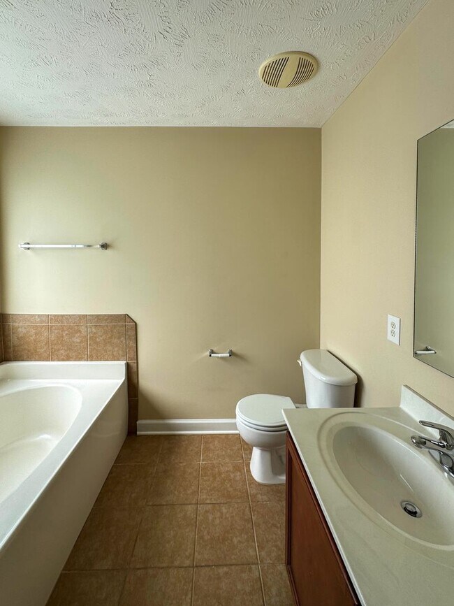 Building Photo - Charming 3 Bed 2 Bath Raeford Home with Fe...