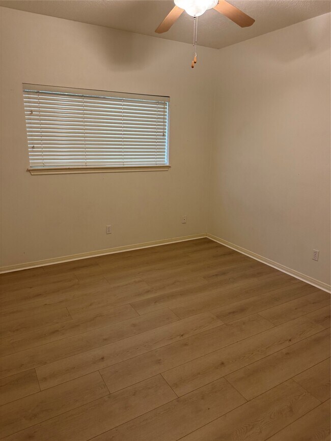 Building Photo - 120 Hiwon Dr