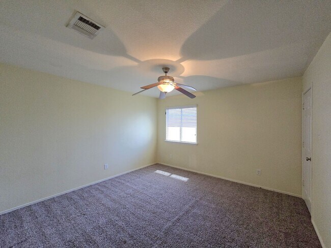 Building Photo - 2405 S Clear Creek Rd