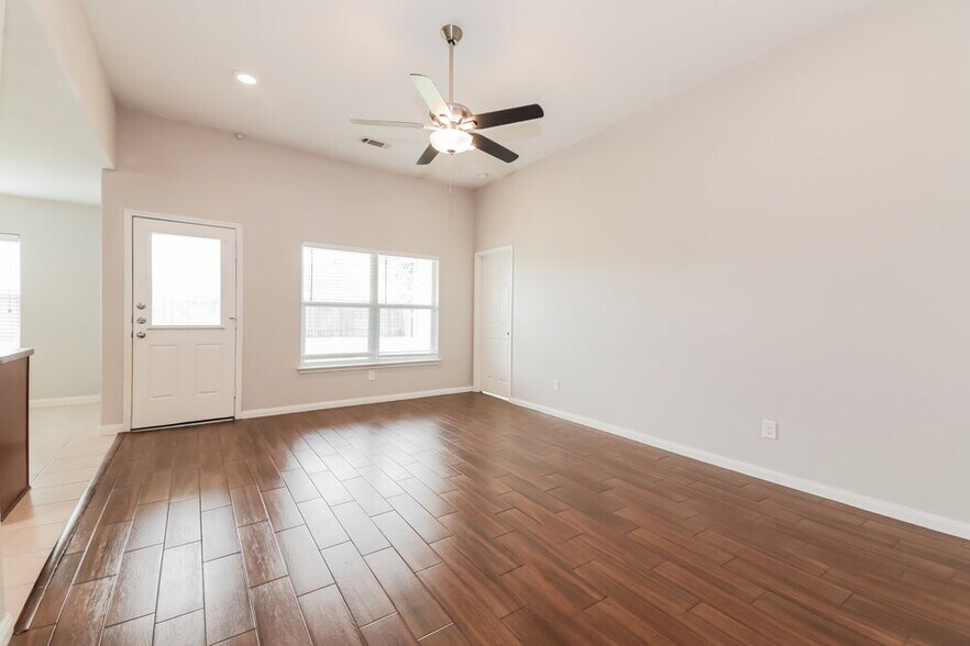 Building Photo - 2033 Pine Knoll Way