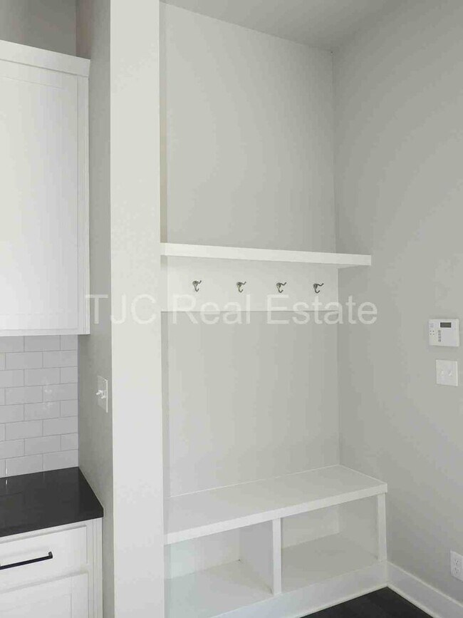 Building Photo - 5971 Boston St