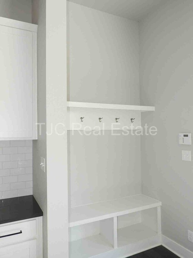 Building Photo - Central Park Home for Rent! Mountain Views!