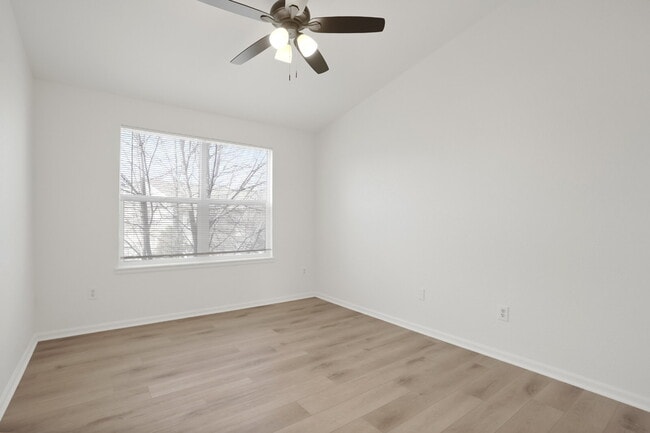 Building Photo - Great Two Bedroom Condo with Garage - Move In Special