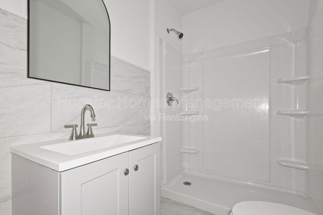 Building Photo - 822 N Bradley Ave