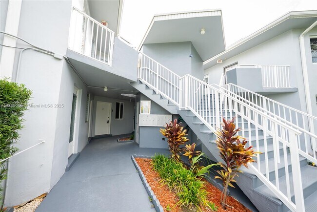 Building Photo - 1701 NE Miami Gardens Dr