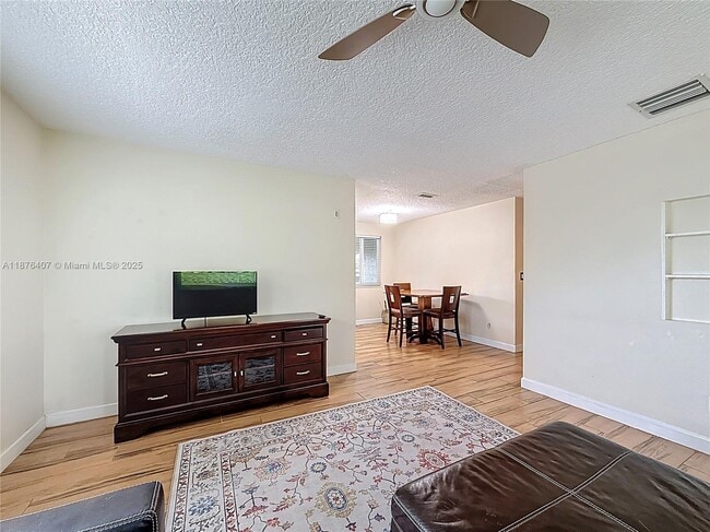 Building Photo - 1532 NE 39th St