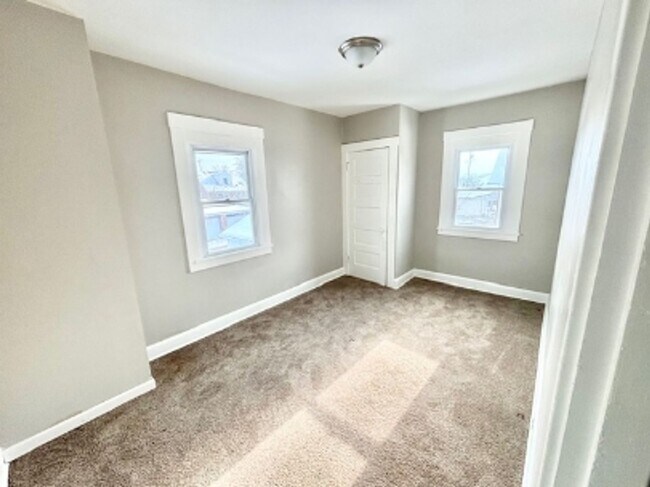 Building Photo - 874 Vankirk St