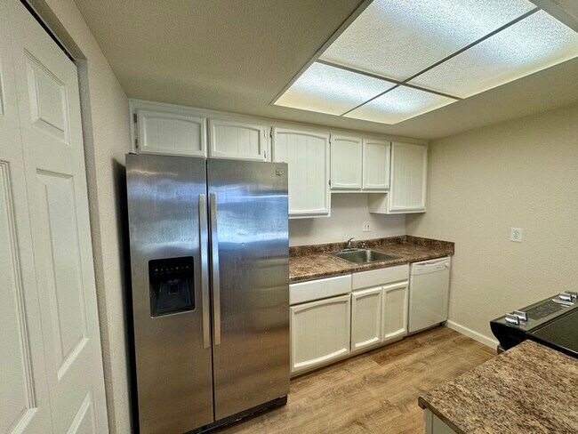 Building Photo - 2/2 duplex in Fair Oaks