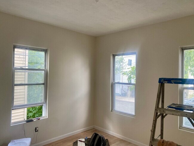 Building Photo - 126 Thorndike St