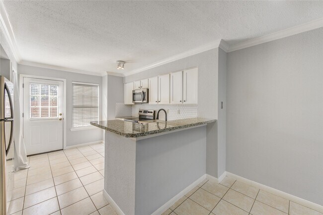 Building Photo - 2002 Gentryside Dr